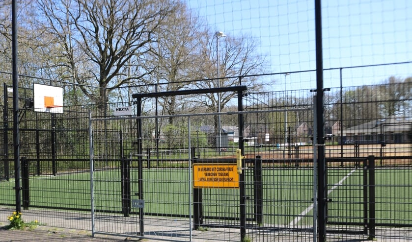 Voor de toegang is inmiddels een hekwerk vastgemaakt aan de omheining. Foto: Arjen Dieperink