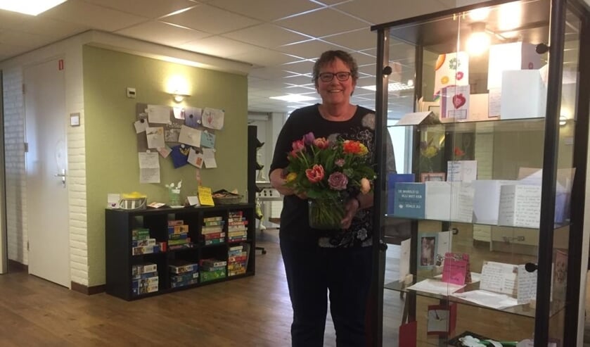 Anne-Marie Besselink bij de vele kaarten en attenties die op zorgcentrum Hyndendael worden bezorgd. Foto: Josien Sloetjes