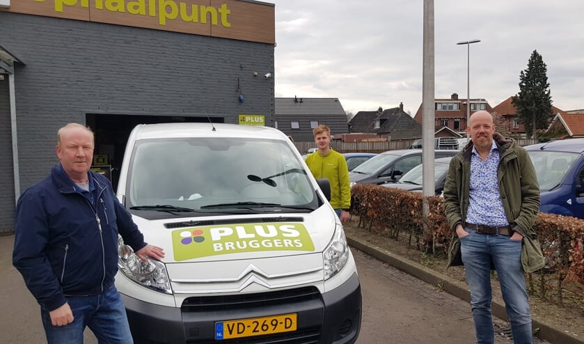 Links Rob Vreeswijk en rechts Mark Heister, twee van de telefonisten van de boodschappendienst. In het midden Niek Korten, medewerker van de PLUS. Foto: Han van de Laar