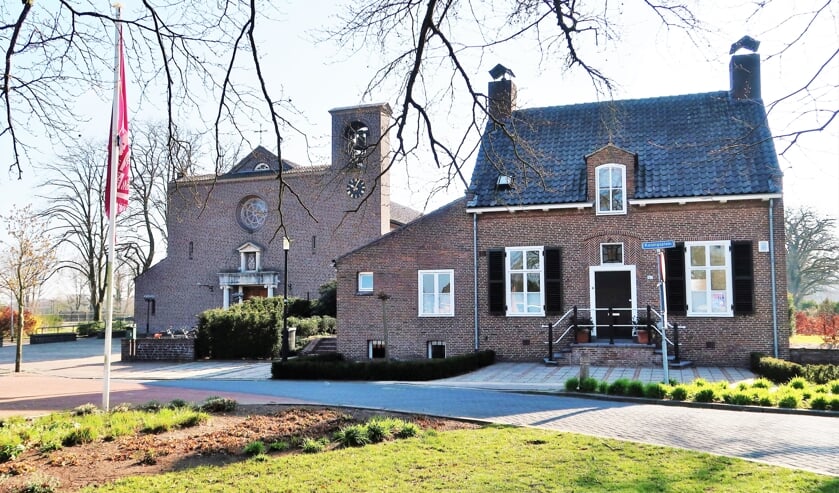De RK Kerk Christus Koning in Lievelde met rechts de voormalige pastorie wordt ook in het boek opgenomen. Foto: Theo Huijskes