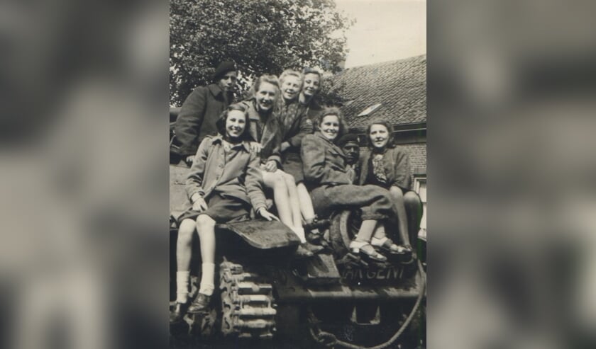 Lachende meisjes op een bevrijdingstank in de Hoven. Foto: G. ter Beek