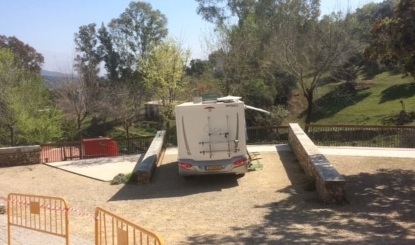 De camper werd afgezet met hekken. Foto: eigen foto