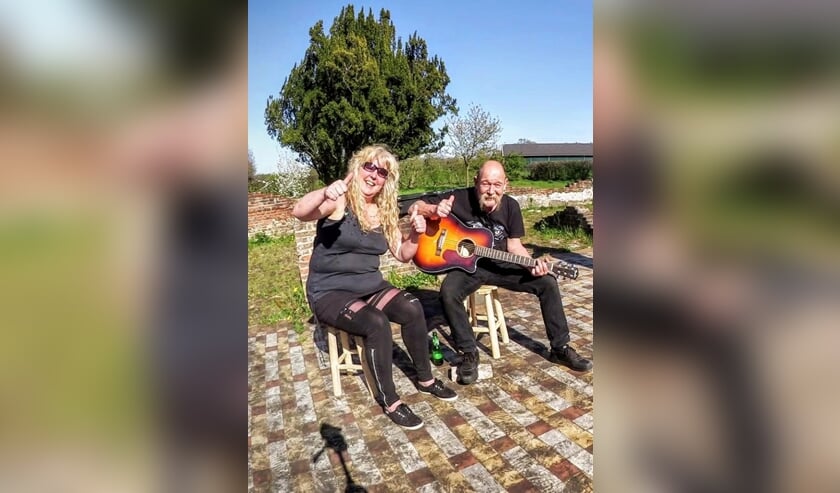 <p>Marion en Roland van Wijk tijdens Paul van Drutens Ruïne Sessies. Foto: archief Achterhoek Nieuws</p>