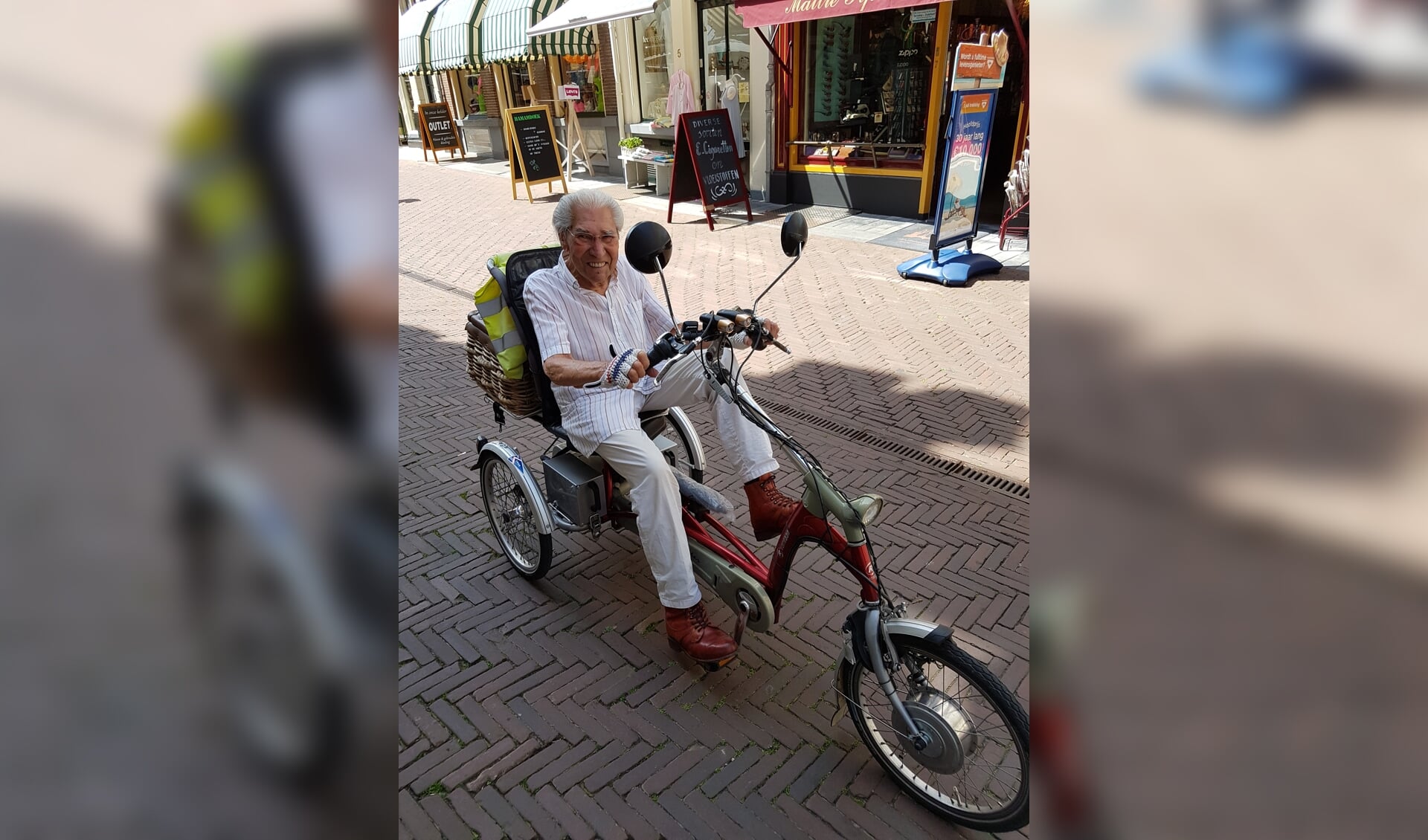 Herman Grijff op de fiets in Zutphen. Eigen foto