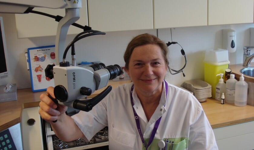 Corine Alvarado-van Os raadt aan hooikoorts te behandelen met medicatie. Foto: Clemens Bielen