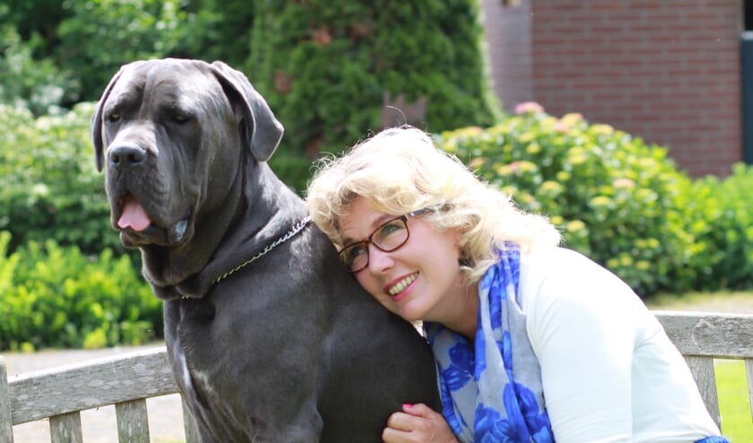 Oud-verpleegkundige Dineke Pelgrom maakt zich vanaf deze week nuttig in de zorg. “Ik ben blij dat ik iets kan betekenen.” Foto: Fleur Langeweg