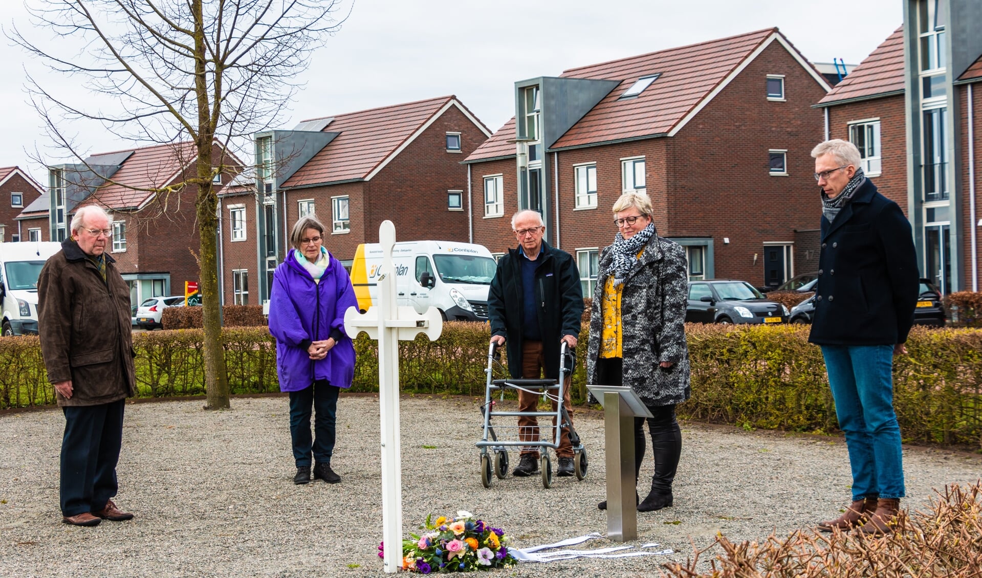 Wim Smeerdijk, Heleen Buijs, Hein Smeerdijk, Helmi Jansen en Dick Teunissen herdenken de gesneuvelde korporaal Periard. Foto: Henk Derksen