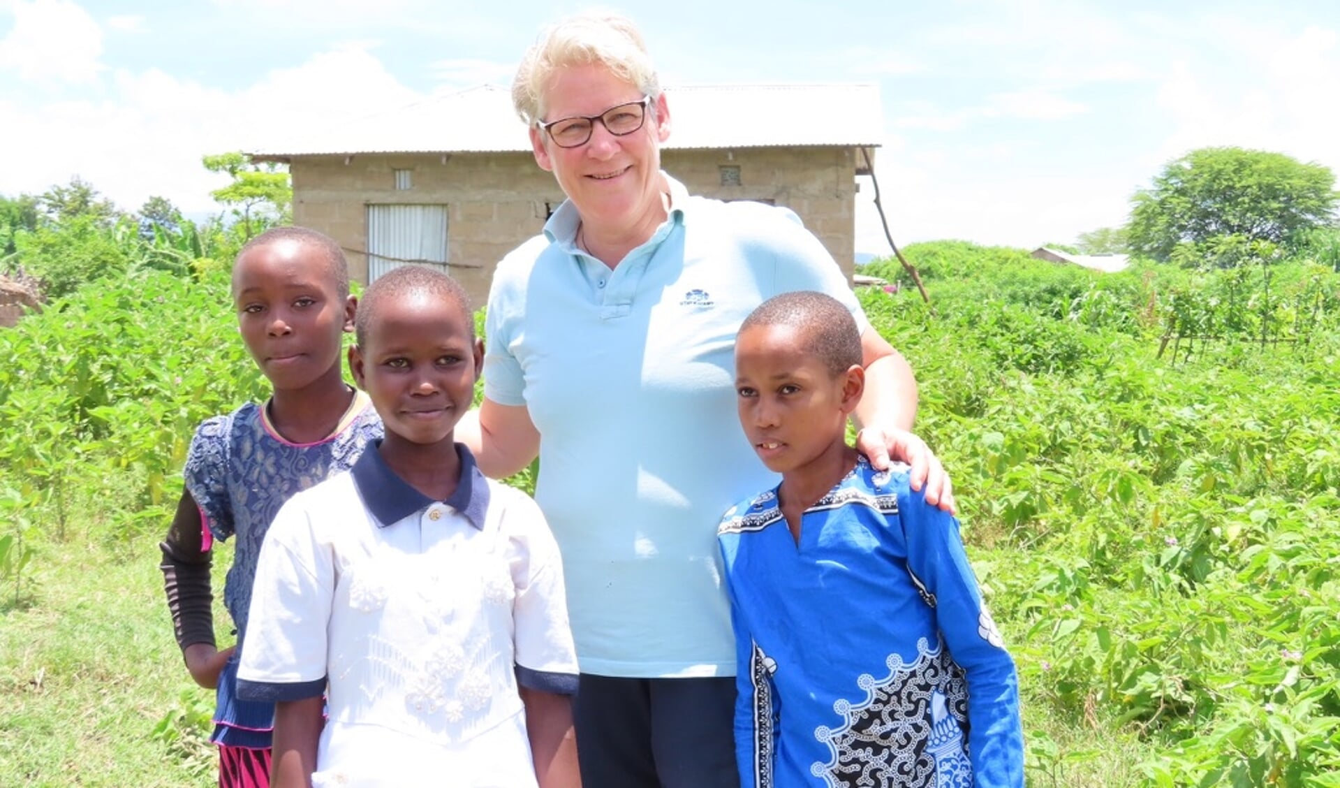 Jackie onderweg om kledingpakkertjes weg te brengen naar de kinderen. Foto: Eigen foto