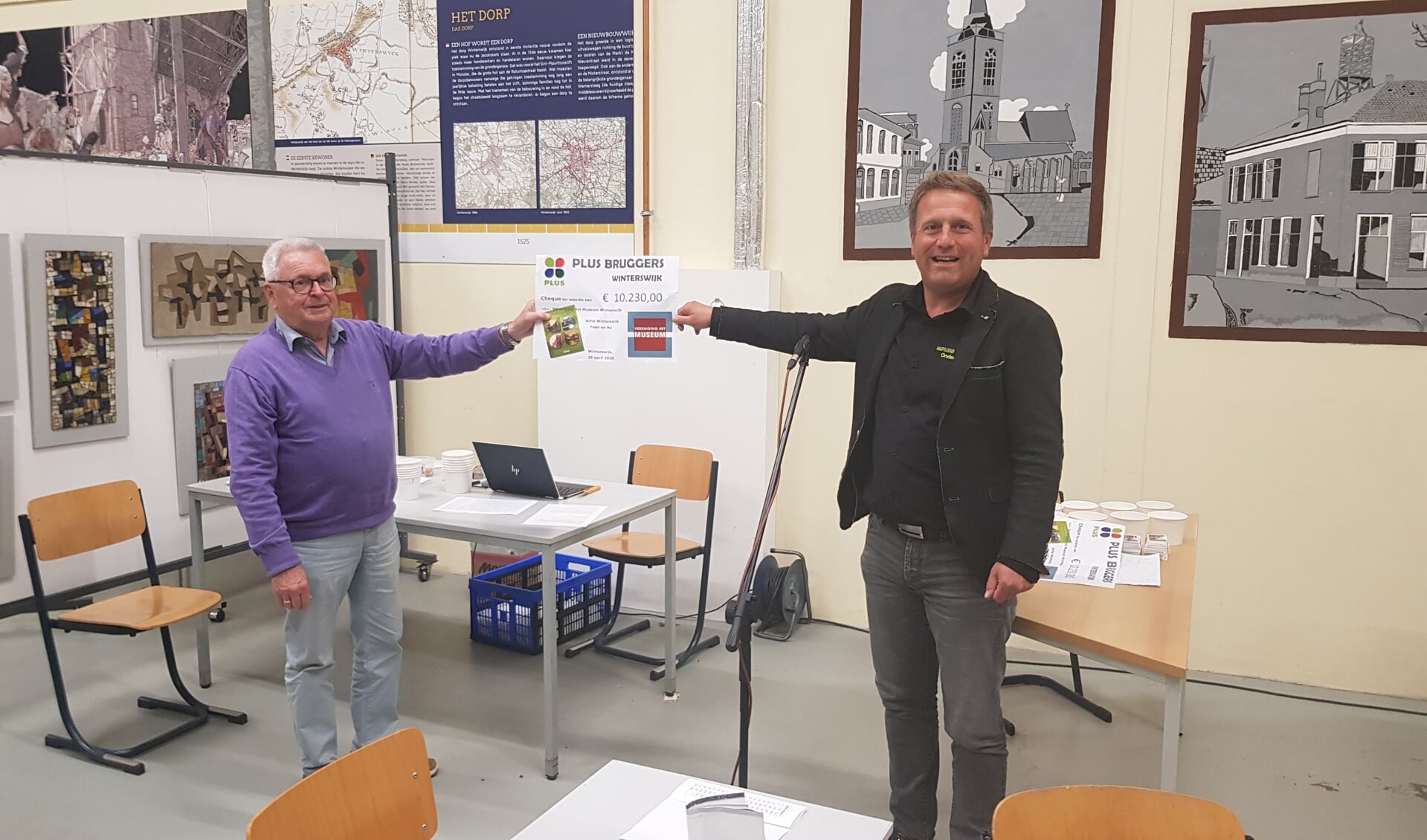 Penningmeester Willy Hemink (links) neemt de cheque van 10.230 euro in ontvangst van Jeroen Bruggers. Foto: Han van de Laar