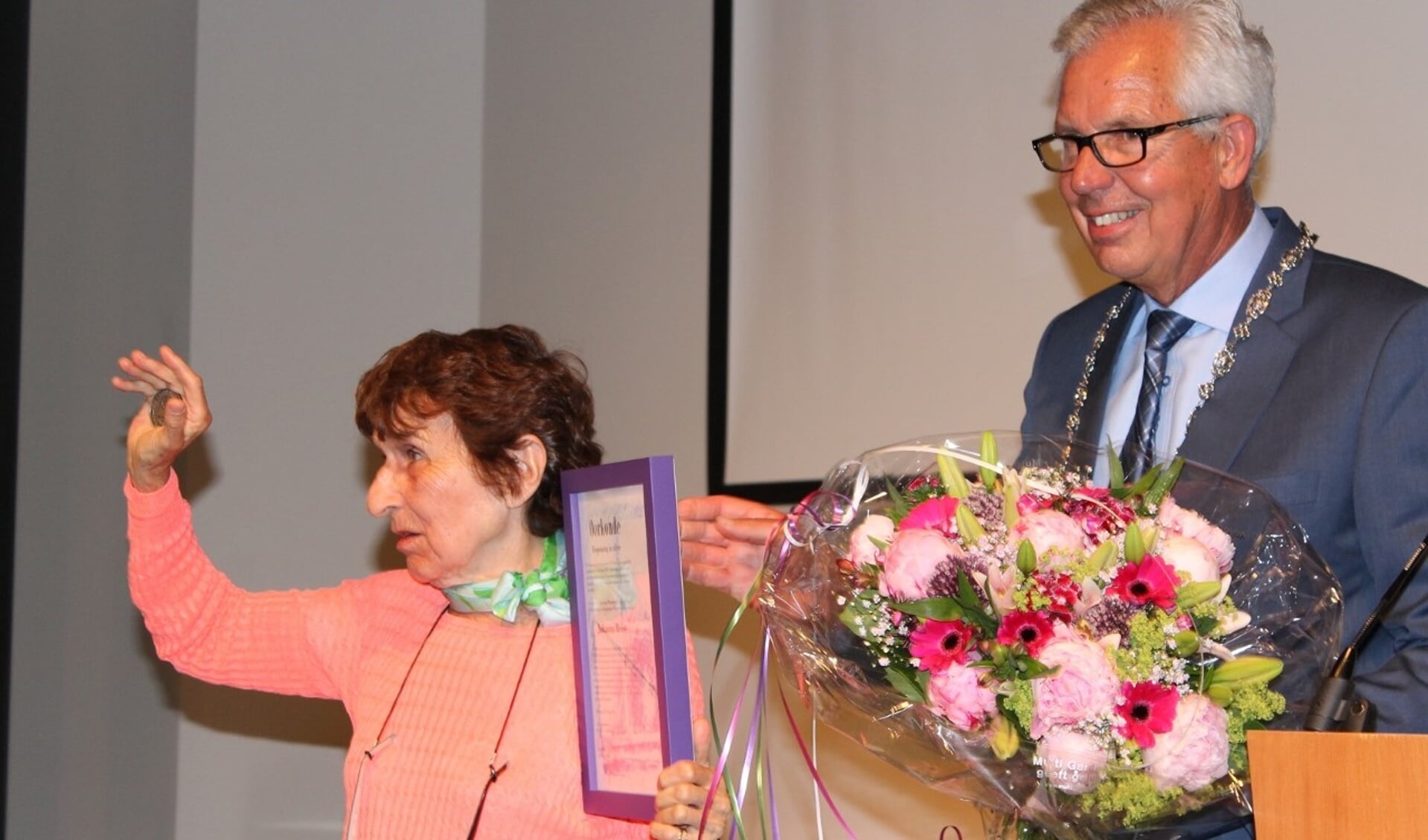 Johanna Reiss kreeg een erepenning de voormalige burgemeester Thijs van Beem. Foto: PR 