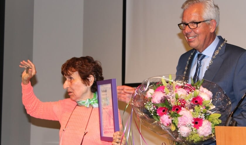 Johanna Reiss kreeg een erepenning de voormalige burgemeester Thijs van Beem. Foto: PR