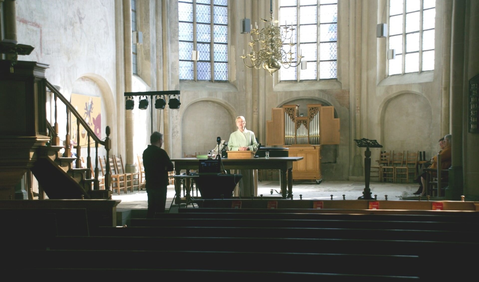 Dominee Marsman neemt een kerkdienst op in de Jacobskerk in Winterswijk. Foto: Ans ter Horst