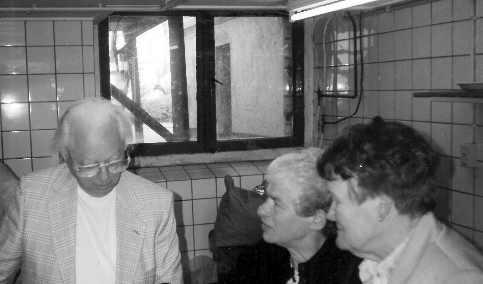 Onderduikers Eric Baruch en Edith Jacobs met Marietje Vink tijdens een reünie in 1997 terug in de kelder van Het Kervel. Foto: Willy Hermans