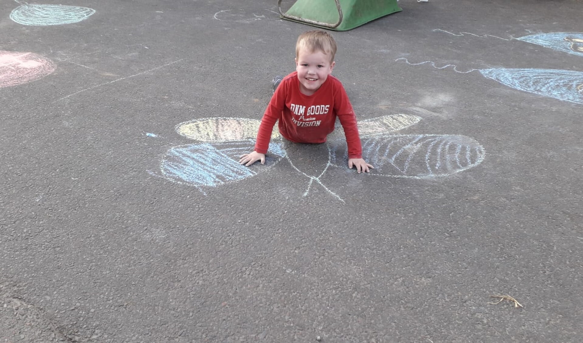 Jordi heeft een vlinder getekend, waarvan hijzelf het lijf vormt. Foto:PR