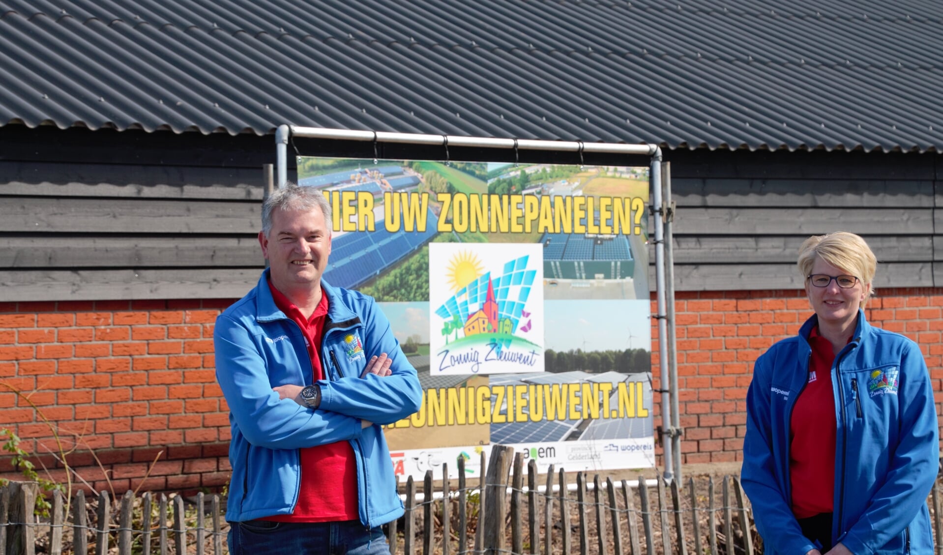 Ruud Krabbenborg en Marieke Schieven van Zonnig Zieuwent bij het project Zon op Hinnen aan de Zieuwentseweg. 