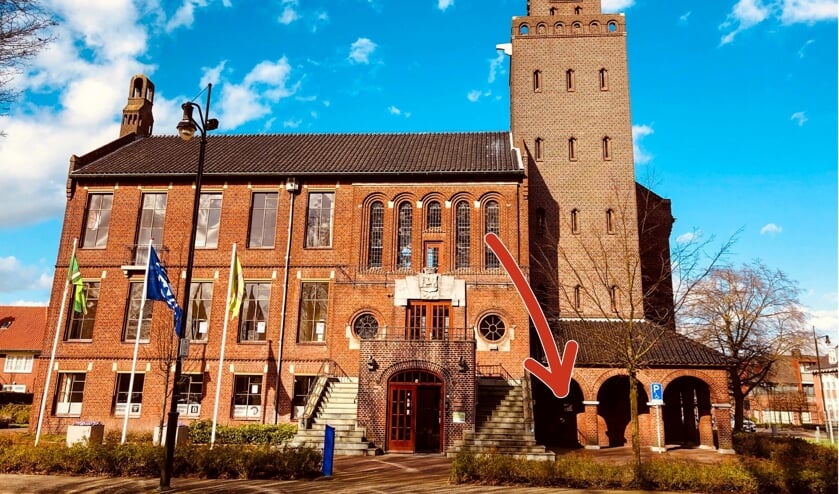 Het oude raadhuis, met op de foto een rode pijl die de plek aangeeft waar de AED hangt. Foto: Evert Braakhekke