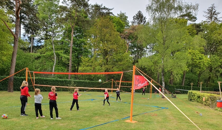 Met veel enthousiasme werd er weer gevolleybald door de jongste leden van volleybalvereniging Dash. Foto: PR