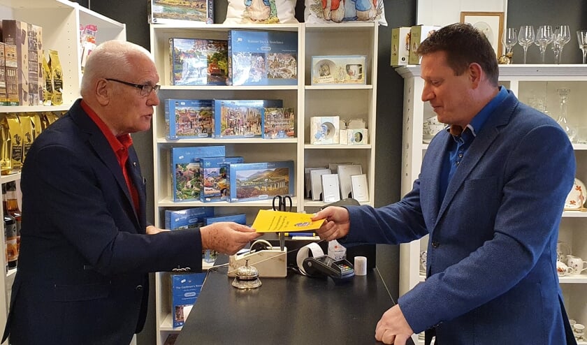 Mans Koster reikt het eerste routeboekje uit aan Richard Grevelink, voorzitter van de OVN. Foto: Rob Weeber