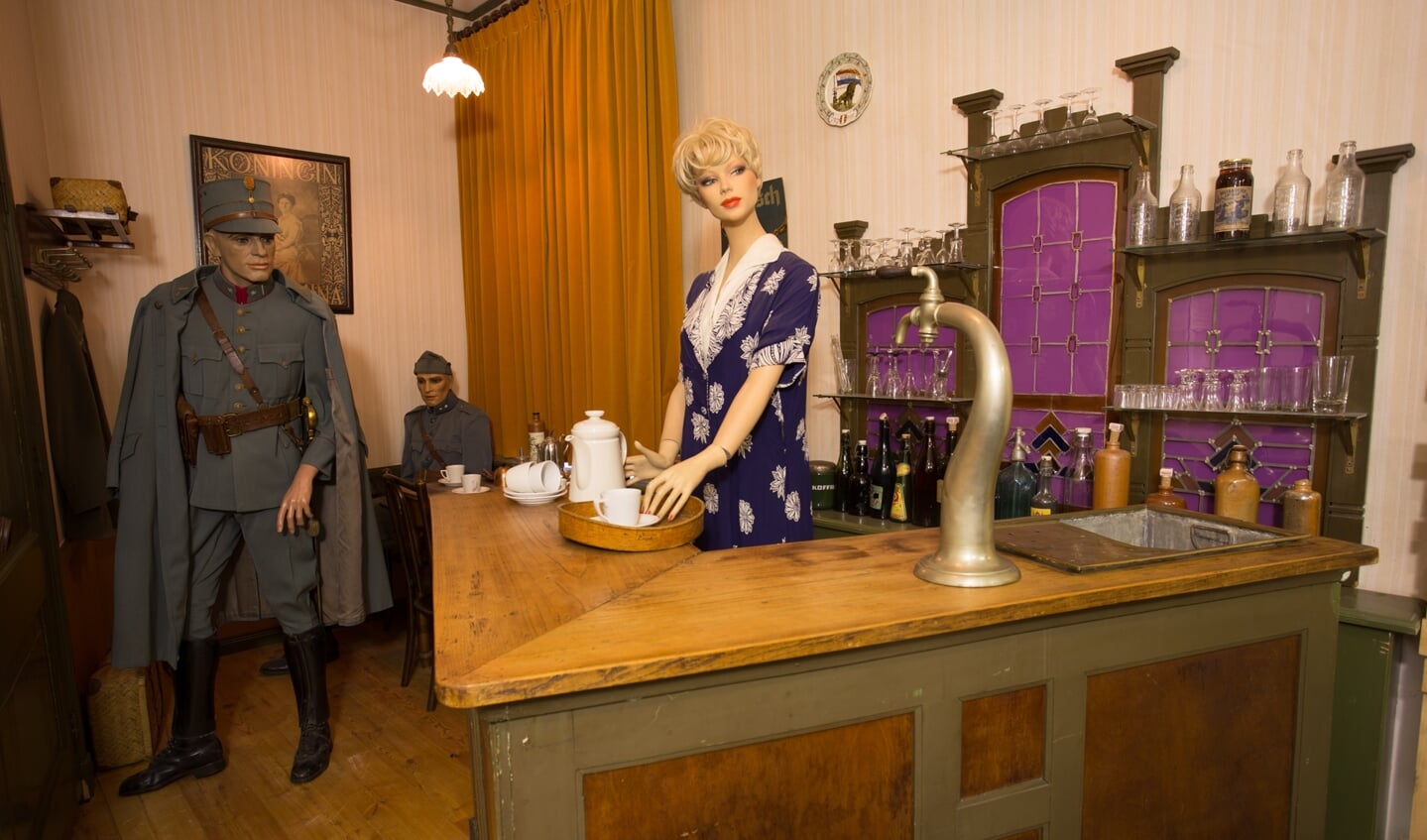 Het mobilisatiecafé in 1939-1940 waar de inventaris van café Hesselink uit Hengelo Gld. voor is gebruikt. Foto's: PR