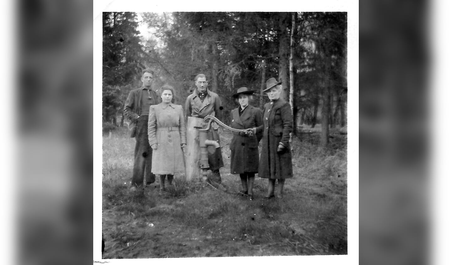 Johan Kreunen, Edith Jacobs, Derk Jansen, Kitty en Lena Jacobs in het bos bij de Wildenborch. Foto: Archief Willy Hermans