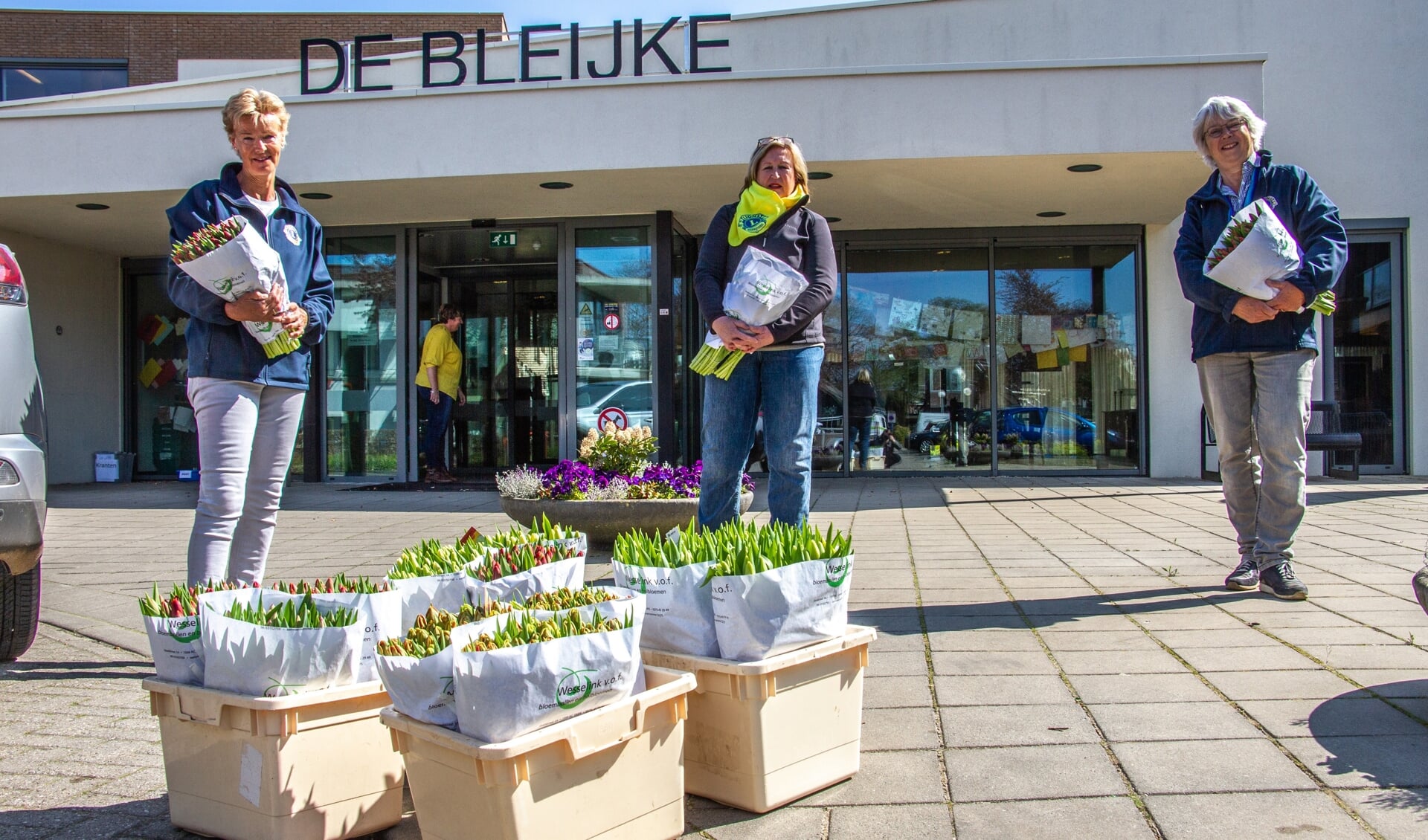 Paulien Assink, Annelies Wolsink en Karin van Heijst van de Lions deelden in heel Bronckhorst tulpen uit. Foto: Liesbeth Spaansen