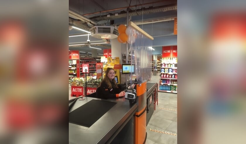 De kassamedewerkers bij zowel de Coop als Albert Heijn zitten achter plexiglas. Foto: Coop Vorden.