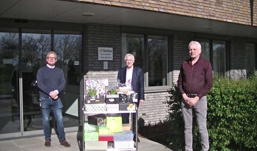 V.l.n.r.: Gerrit Kroes, manager Tactus intensieve behandelkliniek, Frans Que, psychiater Tactus intensieve behandelkliniek en Hans Haarsma van de kerkelijke gemeenschap Het Lichtpunt en De Bron. Foto: PR