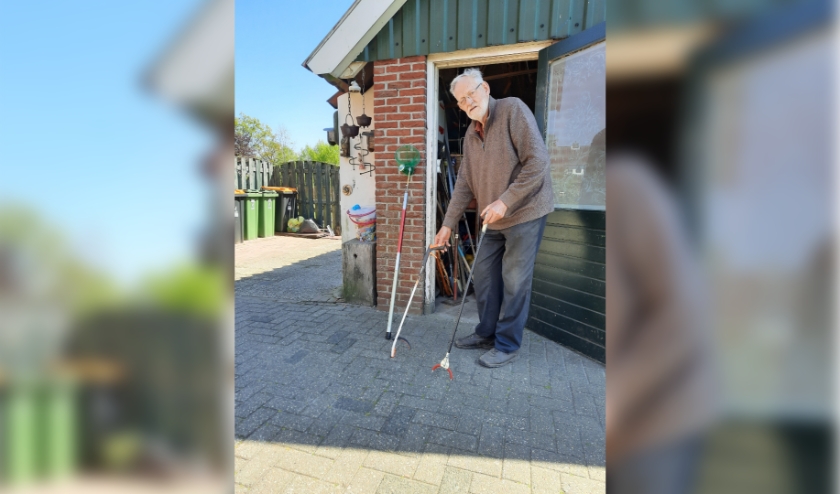 Johan te Dam met zijn hulpmiddelen om zwerfvuil op te ruimen. Foto: Jaap de Boer
