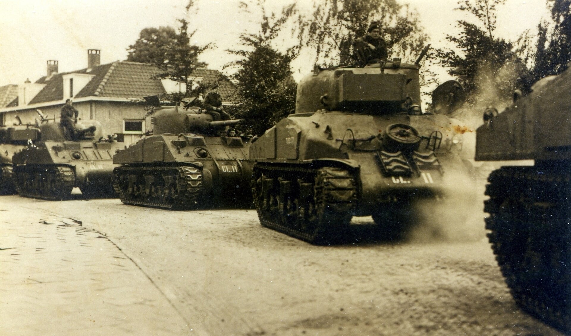 Grote aantallen tanks kwamen vanaf Het Hoge via de Raadhuisstraat het dorp binnen. Het kruispunt werd volledig omgewoeld door de haakse bewegingen van de tanks .Foto: Oud Vorden.