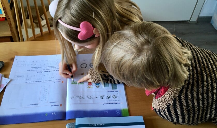 Pelle kijkt mee wat Leni aan het doen is.