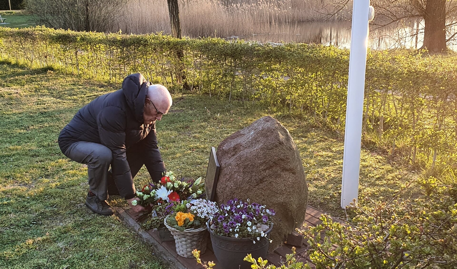 Mans Koster legt bloemen bij het monument. Foto: Rob Weeber