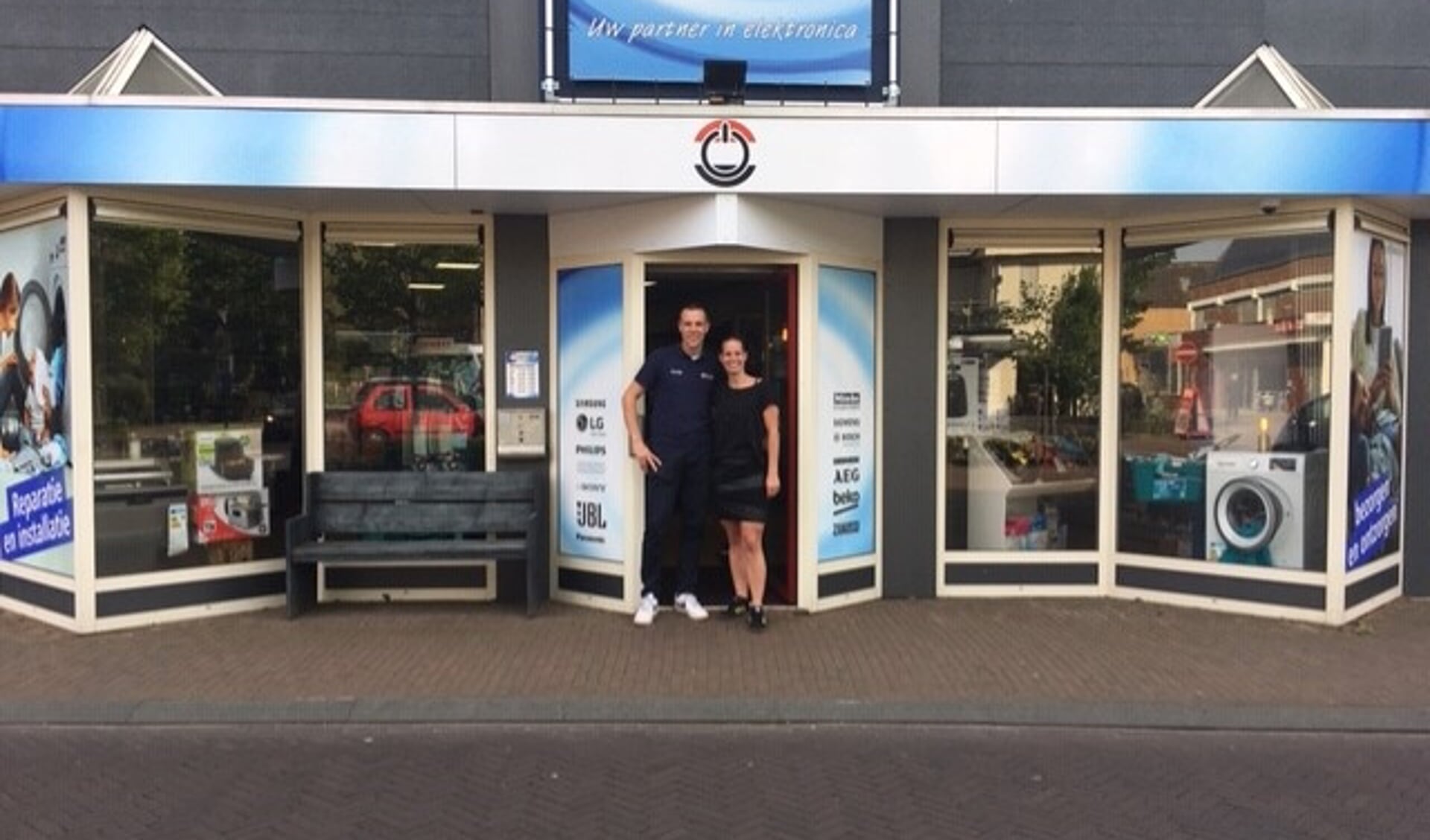 Ferdy en Mariëlle Klein Brinke voor de winkel aan de Zutphenseweg in Vorden. Foto: PR