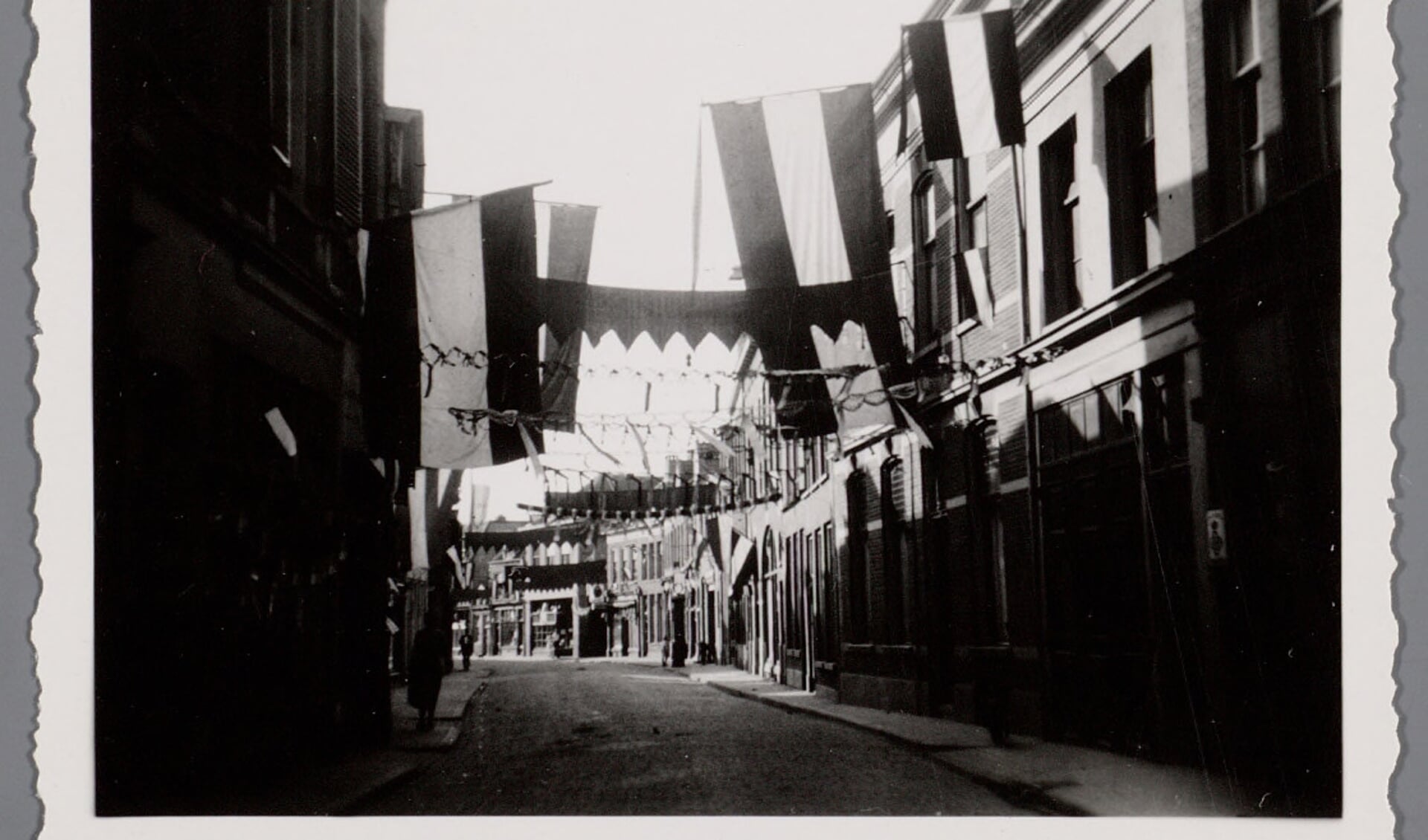 De Spittaalstraat met vlaggen ter ere van de bevrijding van de Duitse bezetting na de Tweede Wereldoorlog. Foto: Piet Dullaert, collectie Regionaal Archief Zutphen