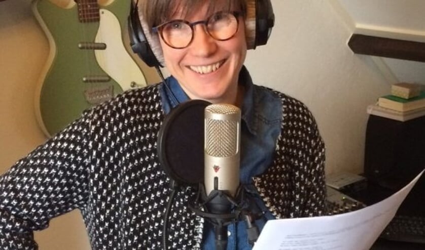 Ida Sluiskes bezig met inspreken van verhalen. Foto: PR