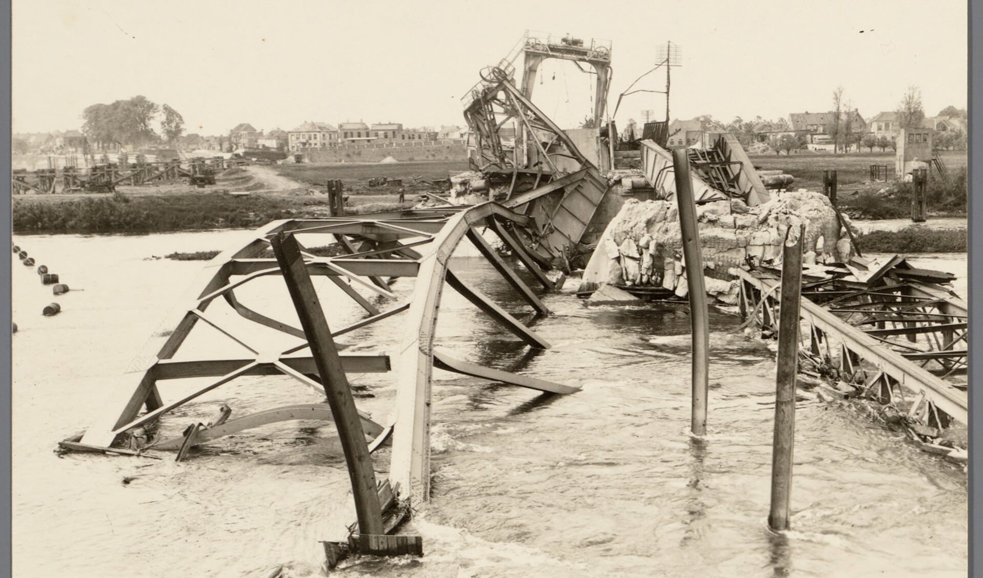 De verkeers- en spoorbrug over de IJssel nadat deze is opgeblazen bij de gevechten tijdens de bevrijding. De foto vormt de cover van het boek. Foto: Piet Dullaert, collectie Regionaal Archief Zutphen