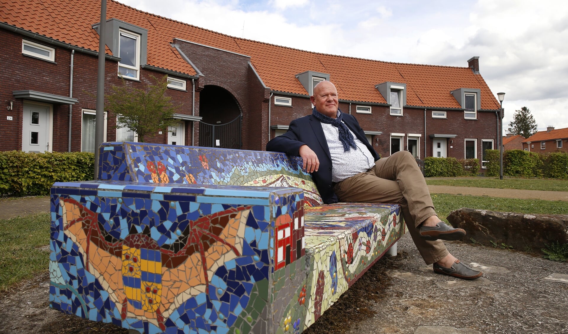 Henk Meulenkamp op de mozaïekbank in Neede. Foto: Hans Prinsen
