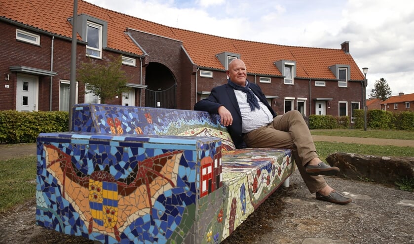 Henk Meulenkamp op de mozaïekbank in Neede. Foto: Hans Prinsen