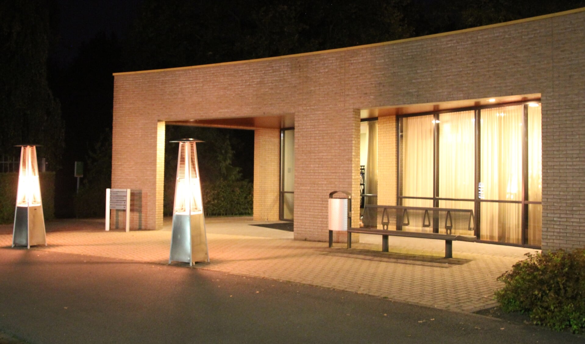 De entree van het GUV crematorium met sfeerverlichting. Foto: Bert van Asselt