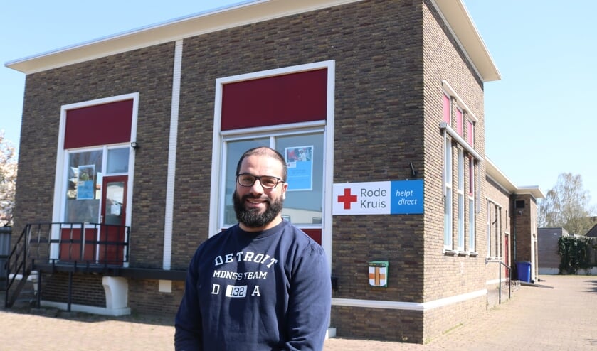 Aziz Maskoul voor de beoogde locatie voor een Marokkaans ontmoetingscentrum. Foto: Arjen Dieperink