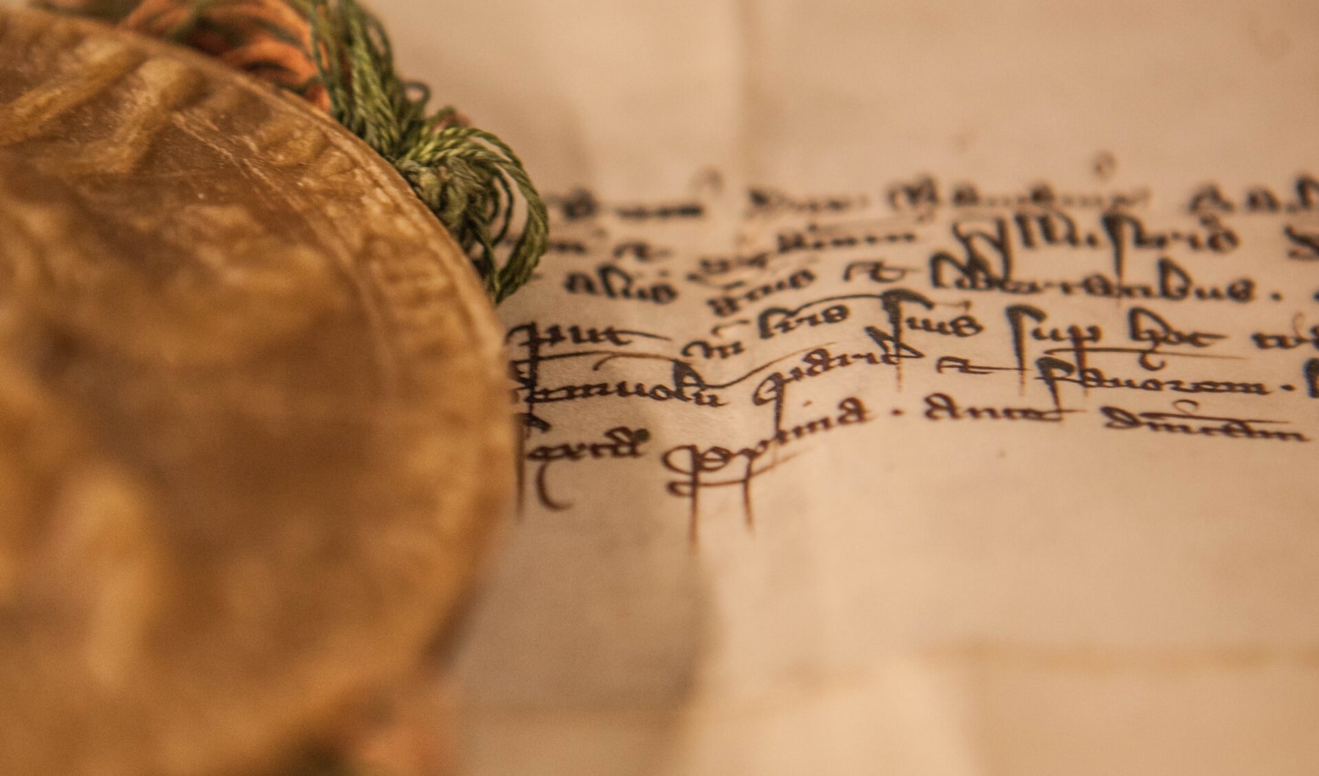 Foto van een detail van een oorkonde met zegel in het hertogelijk archief. Foto: PR