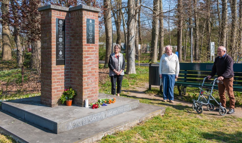 Heleen Buijs, Wim Smeerdijk en Hein Smeerdijk herdenken de gesneuvelden bij het Canadezenmonument. Foto:Henk Derksen