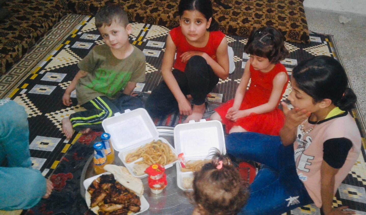 Kinderen eten lunch van Jumana. Foto: PR