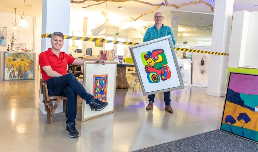 Broers Mike (links) en Rick Hulshof met twee kunstwerken uit de depotopruiming. Foto: Bas Weetink