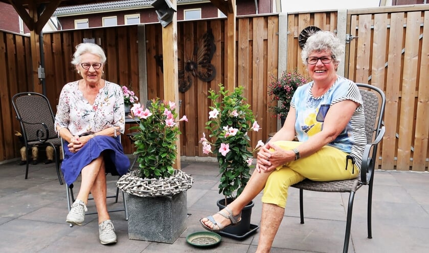 Rikie te Brake (rechts) en Lien Oolthuis, vrijwilligers en ambassadeurs van ’t Klinkerhofje in Lichtenvoorde.