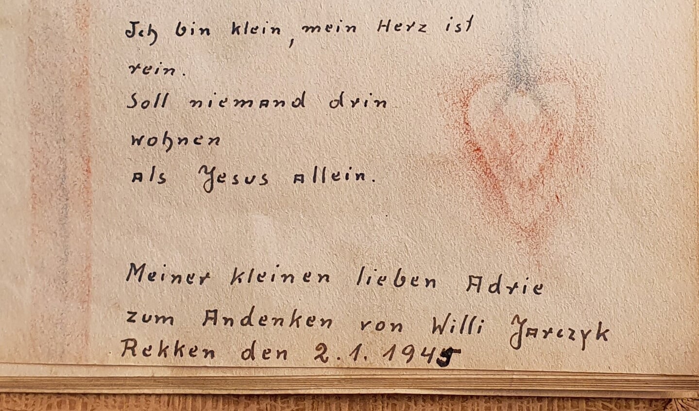 Versje in het poëziealbum van Adri Rietman, geschreven door de Poolse soldaat in 1945. Foto: Rob Weeber