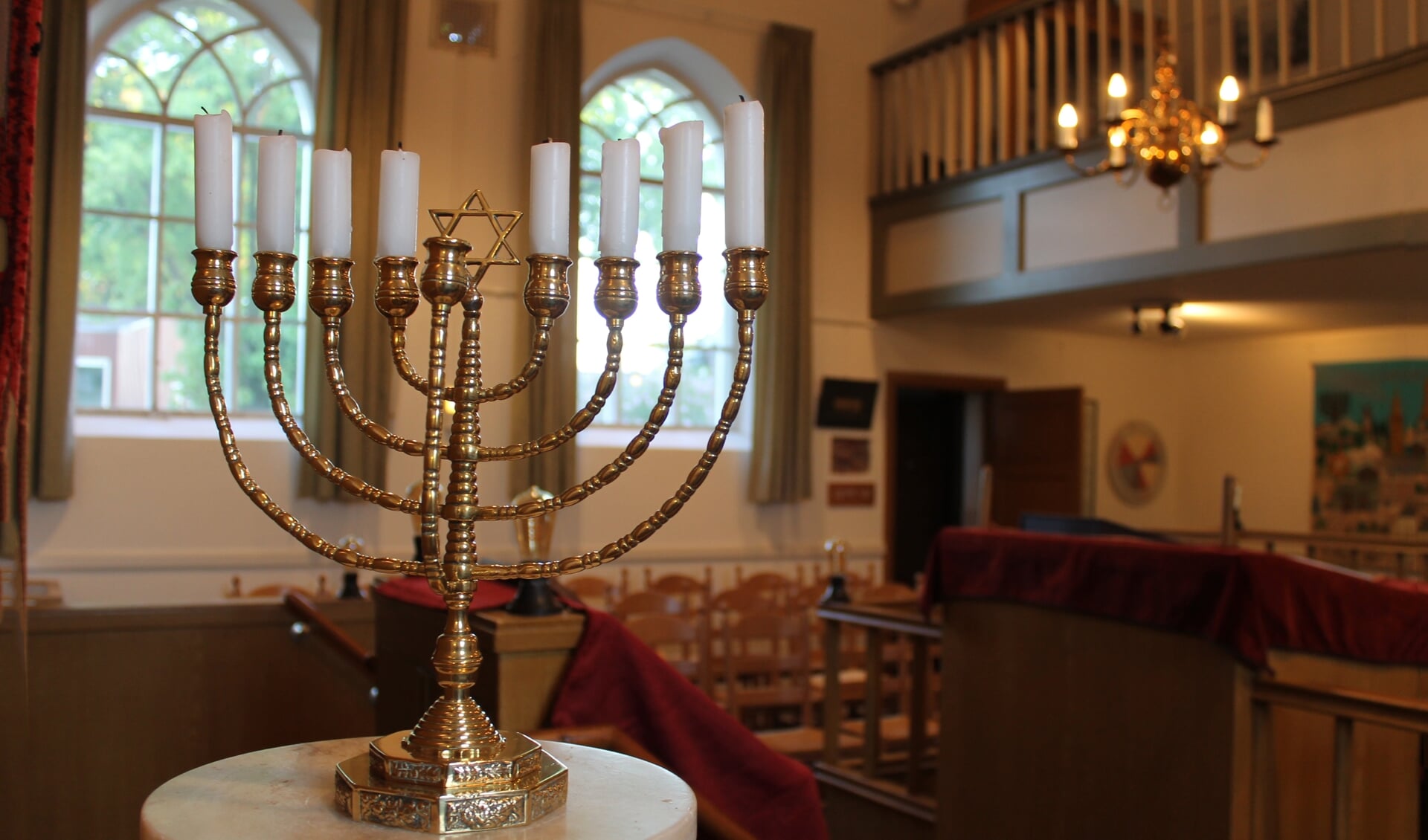 De chanoekia in de Aaltense synagoge. Foto: Leo van der Linde