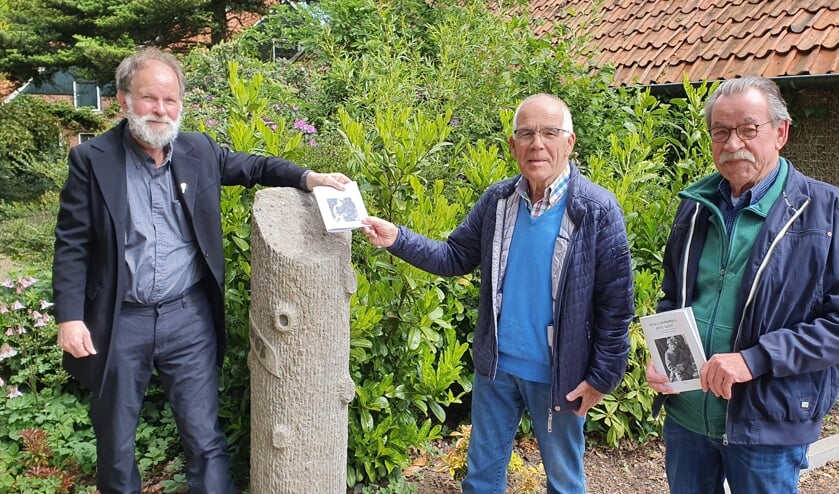 Uitreiking van het boekje door Bert Smeenk (l.) aan de neven Peter (m.) en Geert Sloot. Foto's: PR