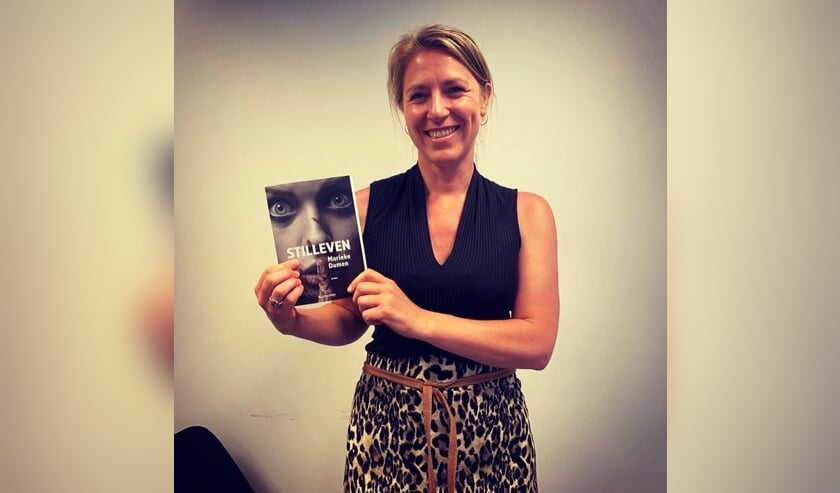 Marieke Damen met haar boek Stilleven. Foto: PR
