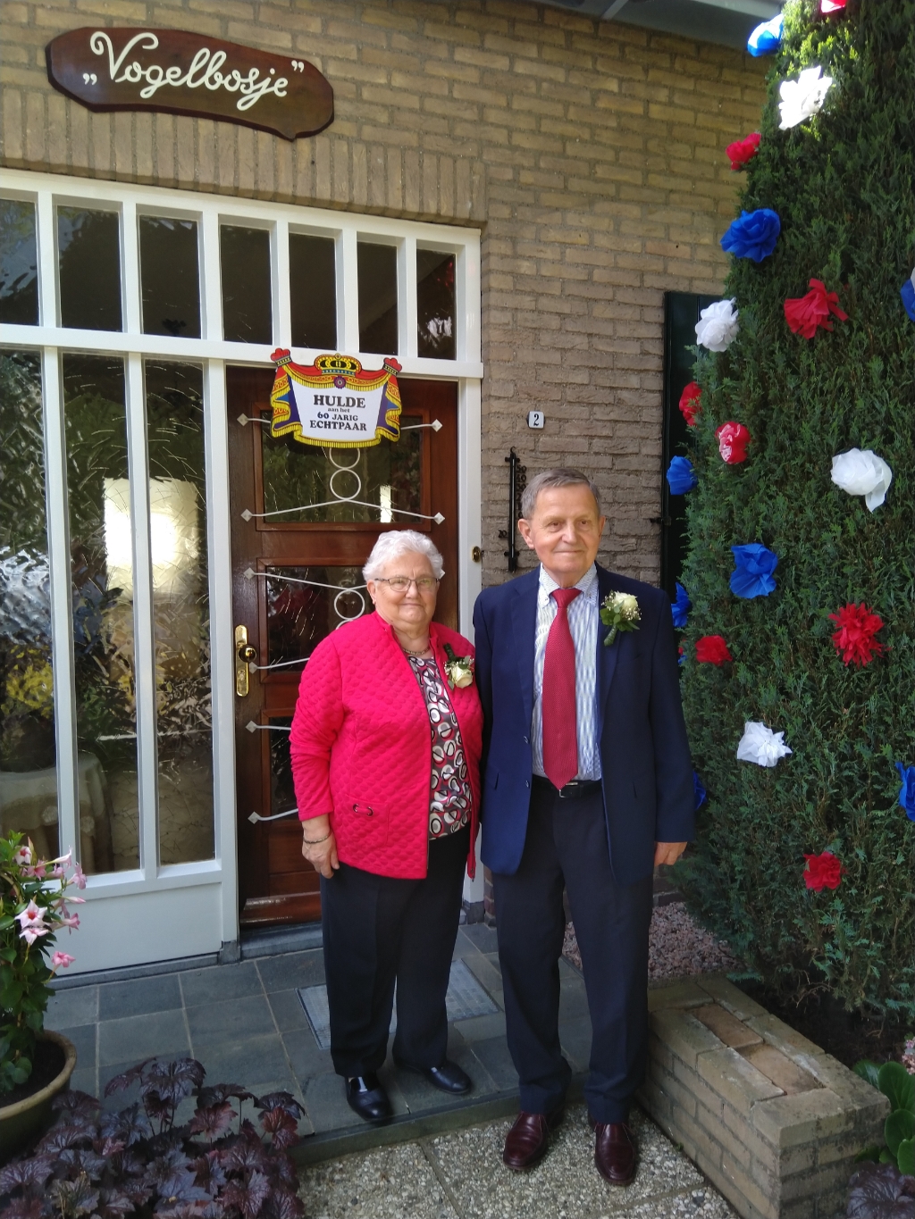 Dirk en Bertha Wesselink vierden thuis in kleine familiekring keurig netjes volgens de corona-richtlijnen hun diamanten huwelijksdag. Foto: Hans Wesselink.