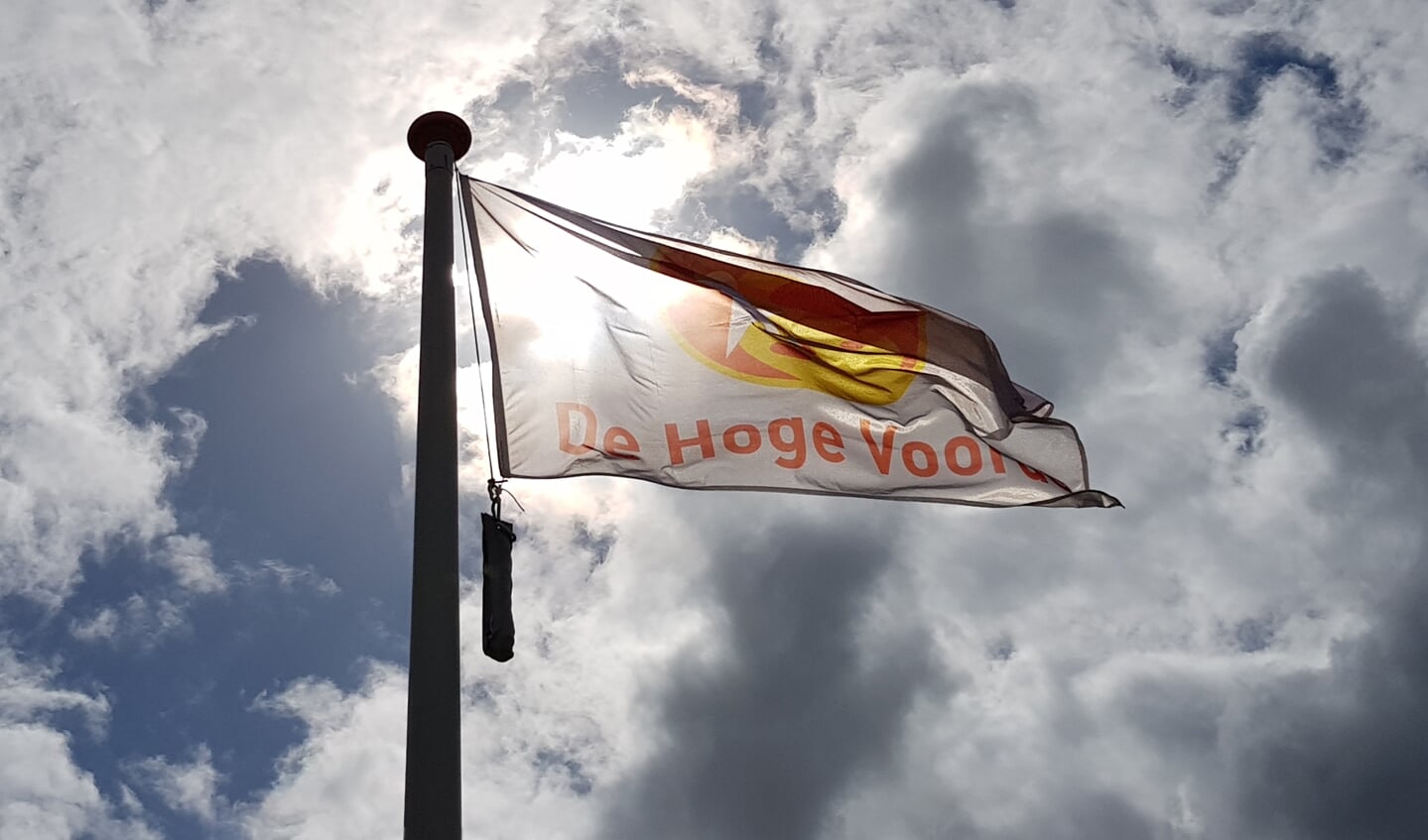 De vlag uit op school De Hoge Voorde. Foto: PR